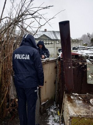 Zdjęcie przedstawiające dwójkę policjantów dokonujących kontroli miejsc przebywania osób bezdomnych