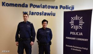 Zdjęcie przedstawiające dwójkę umundurowanych policjantów