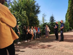 Zdjęcie przedstawiające policjantów rozmawiających z uczniami szkoły podstawowej