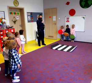 Zdjęcie przedstawiające policjantkę podczas wizyty w przedszkolu