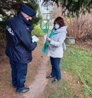 Zdjęcie przedstawiające policjanta podczas rozmowy z obywatelem