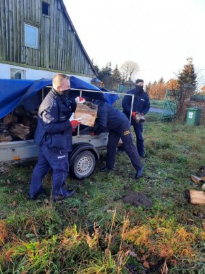 Zdjęcie przedstawiające dwójkę policjantów ze strażnikiem miejskim