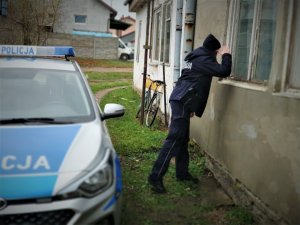 Zdjęcie przedstawiające policjanta dokonującego kontroli pustostanu