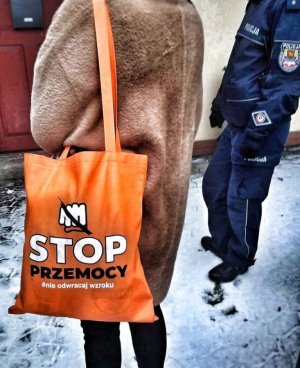 Zdjęcie przedstawiające torbę na ramię z napisem Stop Przemocy