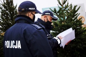 Zdjęcie przedstawiające dwójkę umundurowanych policjantów