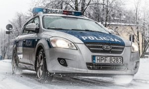 Zdjęcie przedstawiające oznakowany radiowóz policyjny