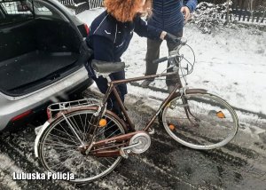 Zdjęcie przedstawiające policjantkę z rowerem