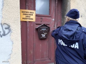 Zdjęcie przedstawiające umundurowanego policjanta