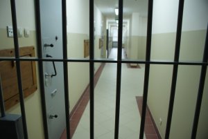 Na zdjęciu widoczny korytarz pomieszczenia dla osób zatrzymanych