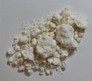 Zdjęcie przedstawiające granulki białego proszku