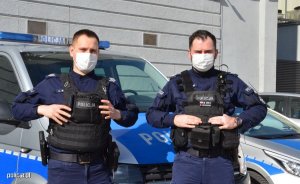 Zdjęcie przedstawiające dwójkę umundurowanych policjantów