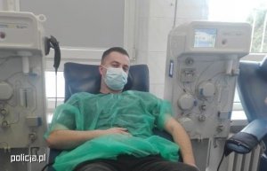 Zdjęcie przedstawiające mężczyznę podczas oddawania krwi