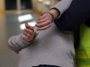 Zdjęcie przedstawiające kajdanki na rękach