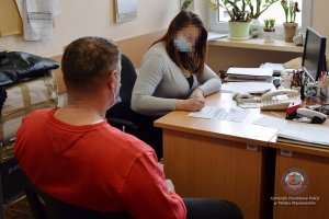 Zdjęcie przedstawiające mężczyznę podczas przesłuchania