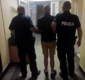 Zdjęcie przedstawiające policjantów stojących z osobą zatrzymaną