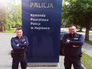 Dwójka umundurowanych policjantów