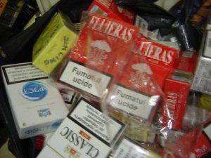 Zdjęcie przedstawiające paczki papierosów bez znaków akcyzy