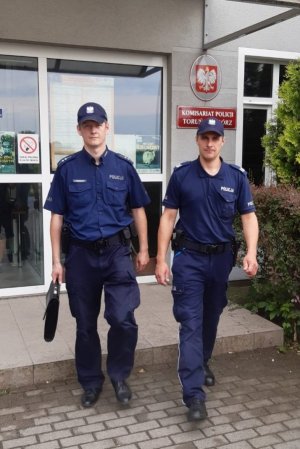 Zdjęcie przedstawiające dwójkę policjantów