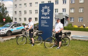 Zdjęcie przedstawiające policjantów stojących przy rowerach służbowych