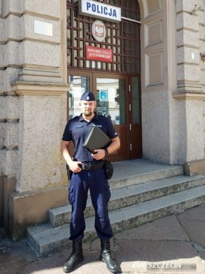 Zdjęcie przedstawiające policjanta