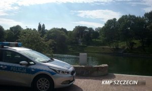 Zdjęcie przedstawiające oznakowany radiowóz policyjny