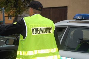 Zdjęcie przedstawiające policjanta