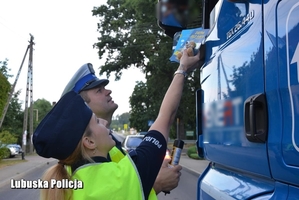 Policjanci podczas kontroli trzeźwości