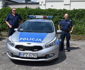 Policjanci przy radiowozie