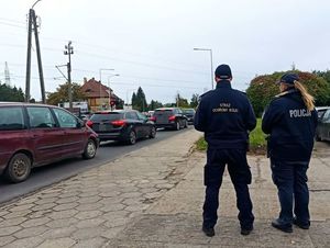 Policjanci podczas kontrolowania nielegalnych przejść przez torowiska