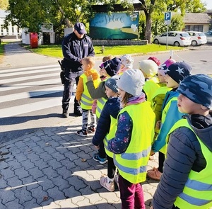 Dzielnicowi podczas spotkania z uczniami najmłodszych klas