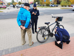 Dzielnicowi podczas kontroli rowerzysty