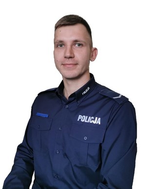 Zdjęcie młodego, uśmiechniętego, umundurowanego policjanta.