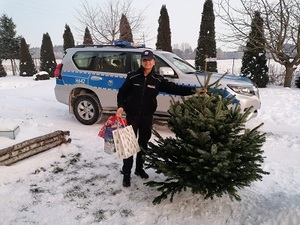 Dzielnicowa z choinką i prezentami