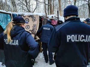 policjanci podczas kontroli miejsc przebywania osób bezdomnych