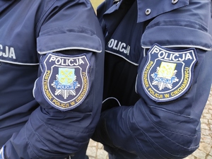 Rękawy kurtek dwóch policjantów z garnizonówkami
