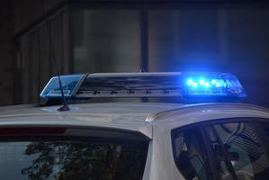 Galeria radiowozu z niebieskimi światłami