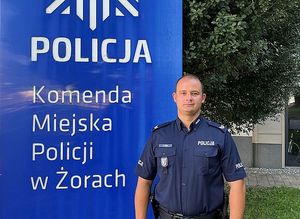 Policjant stojący przed Komendą