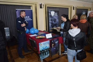 Policjant podczas promowania zawodu policjanta na Targach Pracy i Edukacji