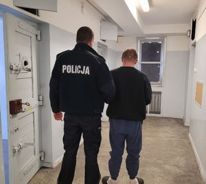 Policjant prowadzący zatrzymanego