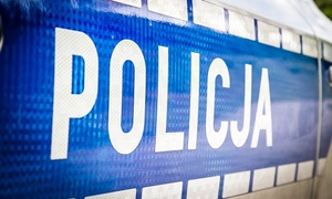 Bok radiowozu z napisem POLICJA