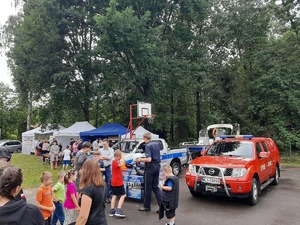 Dzieci wraz z policjantami i strażakami na pikniku