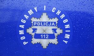 Logo policji z gwiazdą policyjnym i mottem &quot;Pomagamy i chronimy&quot;