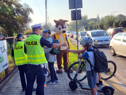 Policjanci z dziećmi i maskotką policyjną