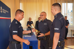 Policjanci podczas odbierania pucharu