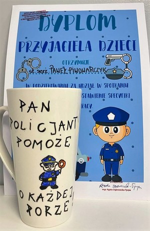 Laurka i kubek z napisem &quot;Policjant o każdej porze ci pomoże&quot;