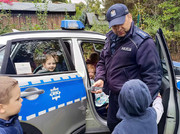 Policjanci rozmawiali z dziećmi na temat ich bezpieczeństwa