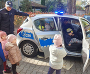 Policjanci rozmawiali z dziećmi na temat ich bezpieczeństwa