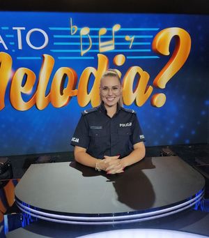 Umundurowana policjantka w studio telewizyjnym