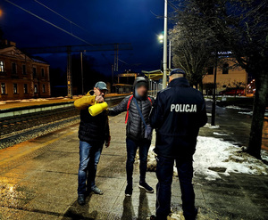 Policjanci pomagający bezdomnemu