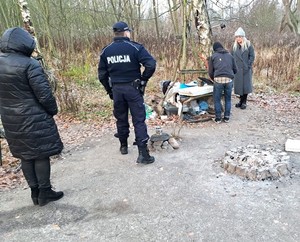 Policjanci kontrolujący miejsca przebywania bezdomnych